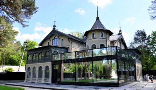 Odrestaurowana zabytkowa willa. Trzykondygnacyjny budynek z jasną elewacją, dużą ilością okien oraz wieżyczką ze spiczastym dachem. Do zabytkowej wili dobudowana jest nowoczesna, przeszklona oranżeria. 