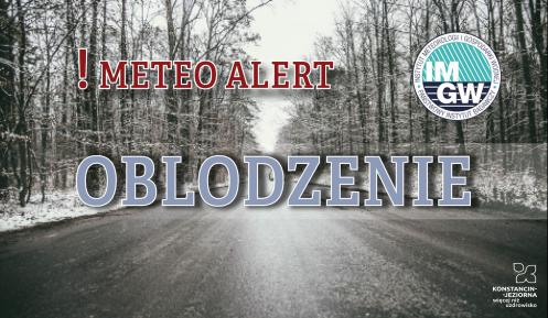 Na górze czerwony napis meteo alert poprzedzony wykrzyknikiem. Obok niego logo Instytutu Meteorologii i Gospodarki Wodnej - niebieski okrąg z białymi literami IMGW, poniżej szary napis oblodzenie. W tle widać samochód jadący ulicą asfaltową przez las.  