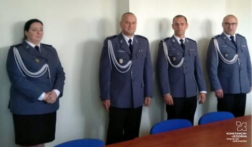 Cztery stojące osoby w mudurach policyjnych 