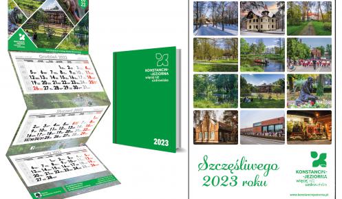 Zdjęcia trzech kalendarzy gminnych – planszowy, trójdzielny i książkowy.
