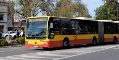 Czerwono-żólty autobus z wyświetlonym napisem: 710 Piaseczno (Targowisko)