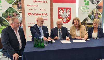 Zdjęcie z podpisania umowy o dofinansowanie inwestycji