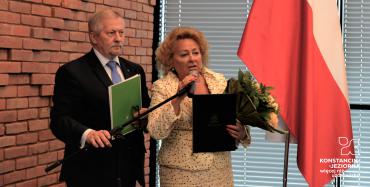 przemawia laureatka, za nią stoi jedna osoba