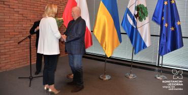 Przewodnicząca rady miejsckiej gratuluje laureatowi