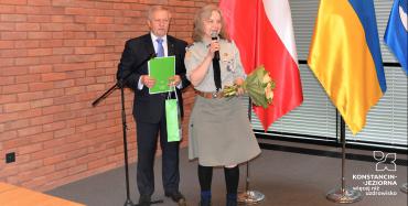 przemawia laureatka, za nią stoi jedna osoba