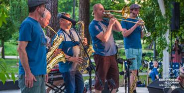 zespół jazzowy na scenie w altanie gra koncert