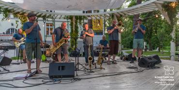 zespół jazzowy na scenie w altanie gra koncert