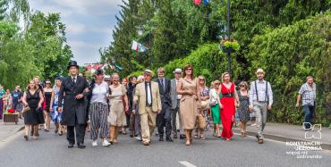 Parada ulicami Konstancina-Jeziorny - burmistrz i samorządowcy w strojach z lat 20. i 30.