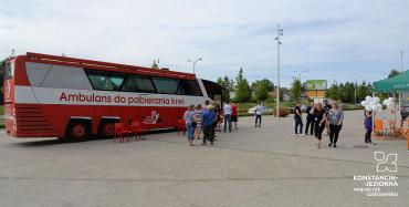 krwiobus przed urzędem. Przed autobusem kolejka ludzi.