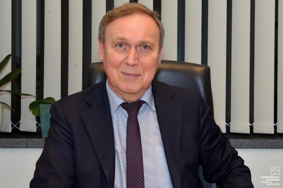 Drugi zastępca burmistrza gminy Dariusz Zieliński – zdjęcie portretowe.