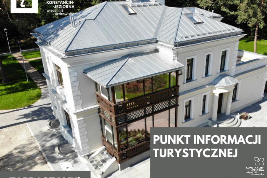 Budeynek ze spadzistym dachem z lotu ptaka.