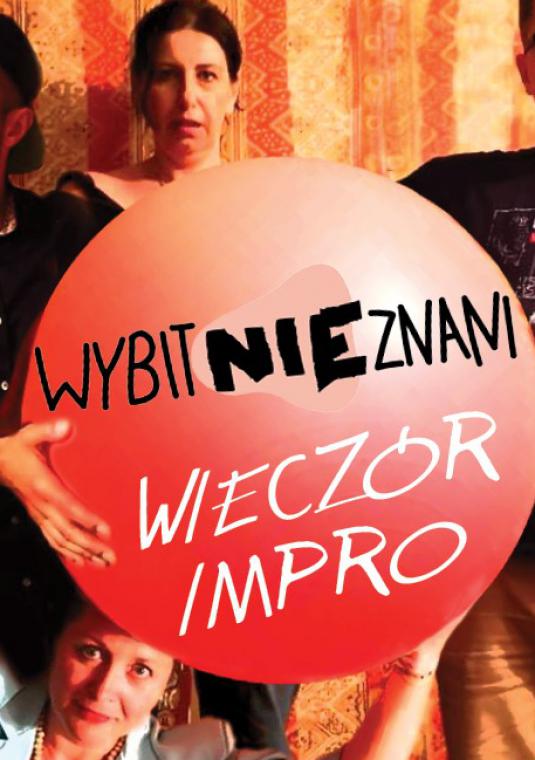 Plakat. Na scenie stoją cztery osoby, dwie kobiety i dwóch mężczyzn. Jedna z kobiet trzyma dużą piłkę na której jest napis: wybitnie nieznani wieczór impo.  
